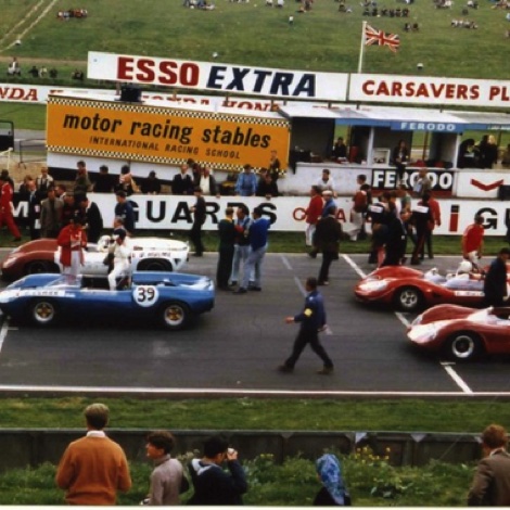Mise en place sur la grille départ : La Felday BRM isolée au milieu de Lola T70